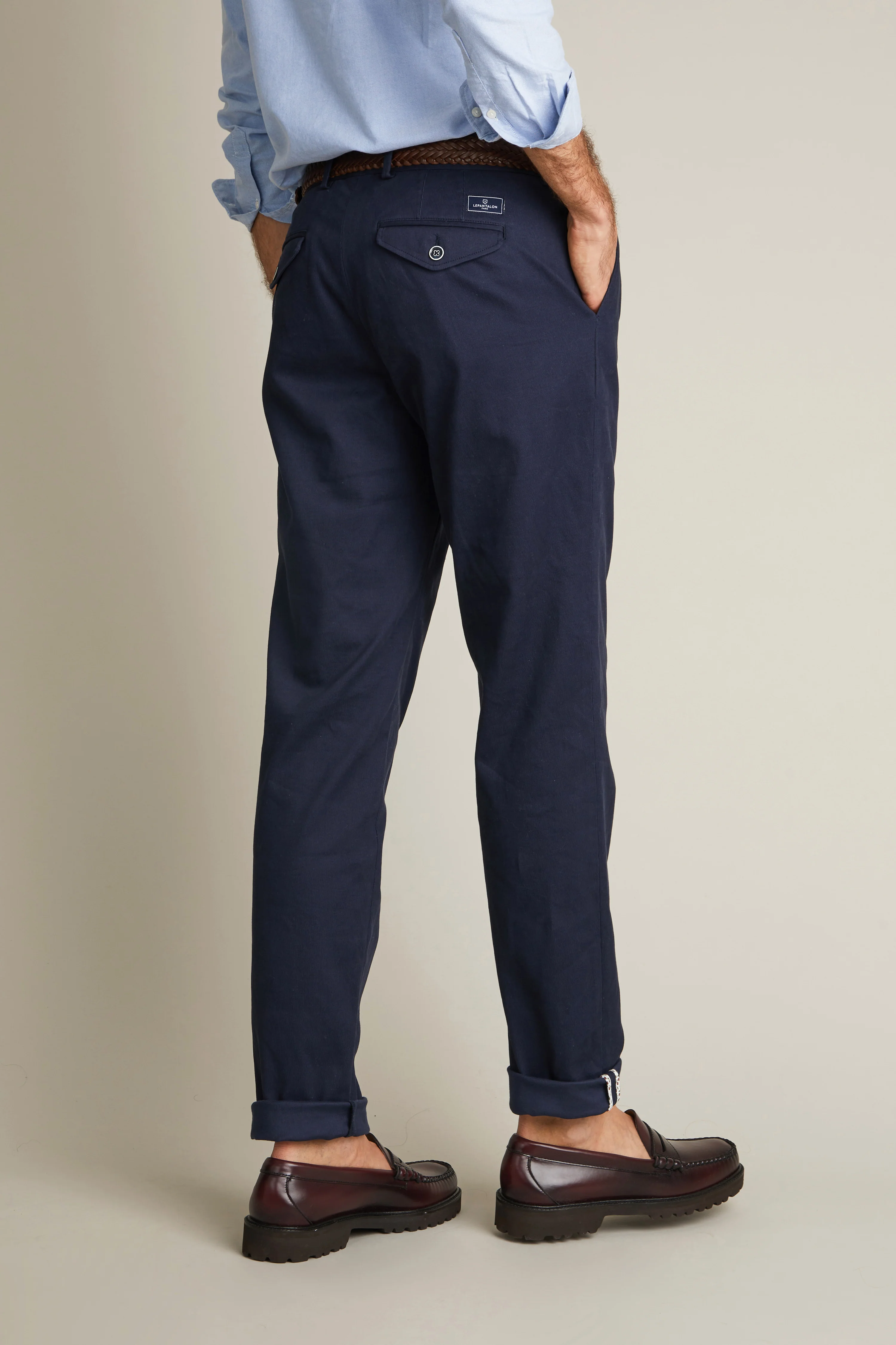 Chino à pinces marine - Image 4