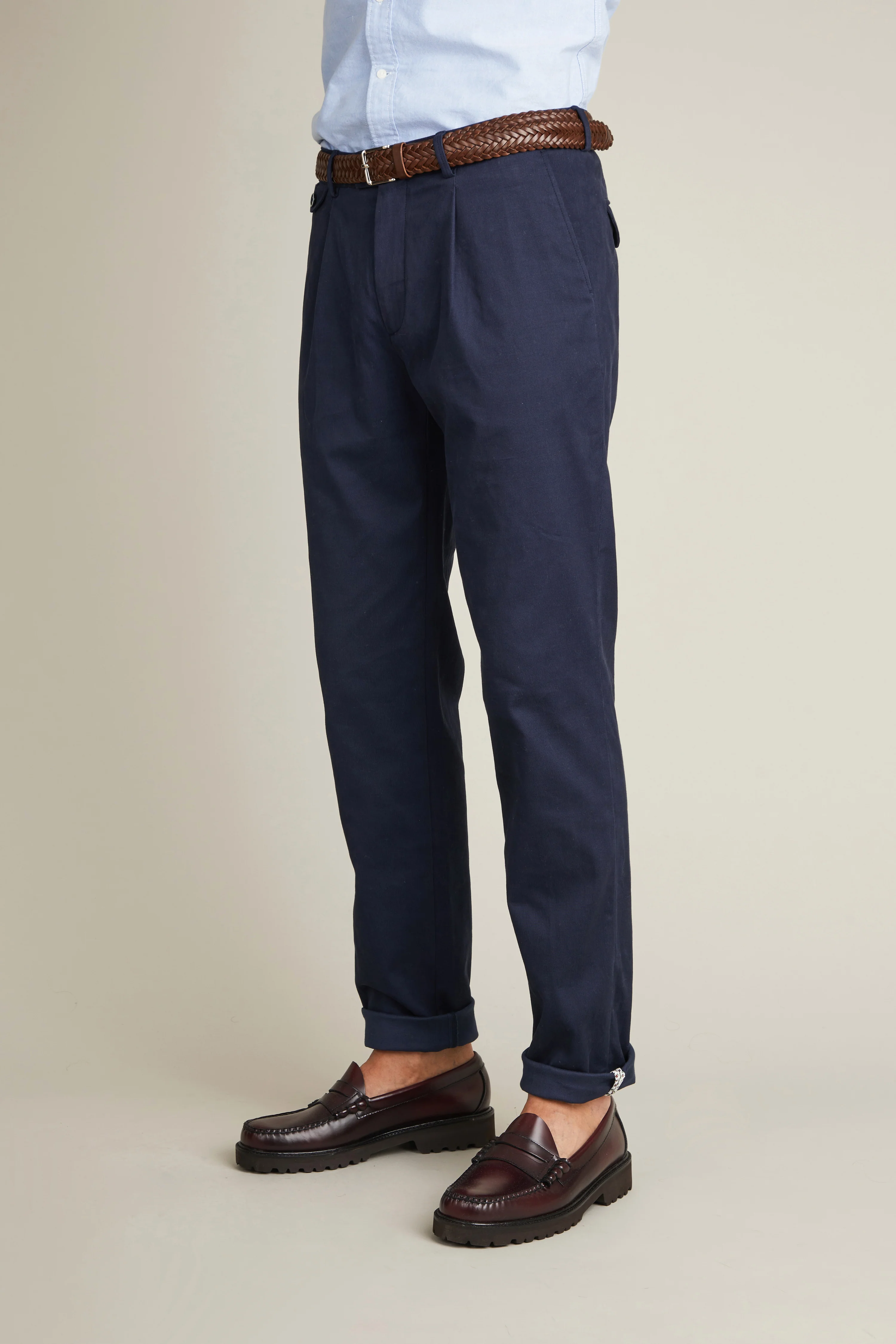 Chino à pinces marine - Image 7